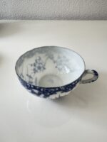 Чашка из сервиза H.L.H. Japan с синим цветочным орнаментом
